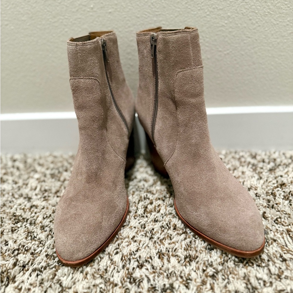 Tan Ankle Boots with Chunky Heel and Modern Silhouette